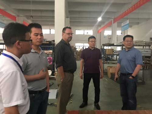 加強(qiáng)國(guó)際合作，促進(jìn)共同發(fā)展，美國(guó)洛杉磯客戶來(lái)濾中濾洽談合作
